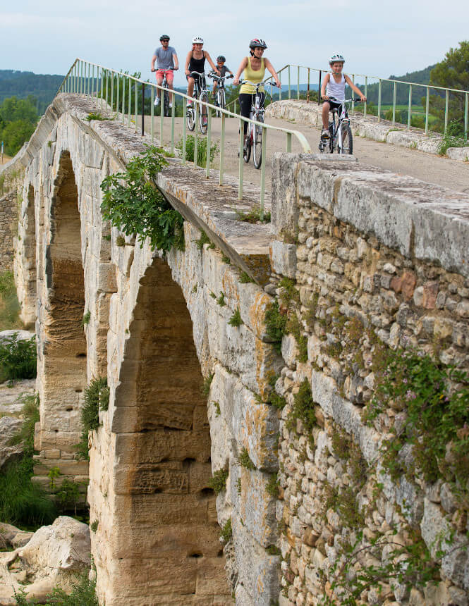 Pont Julien - ©COLOMBE PRODUCTION