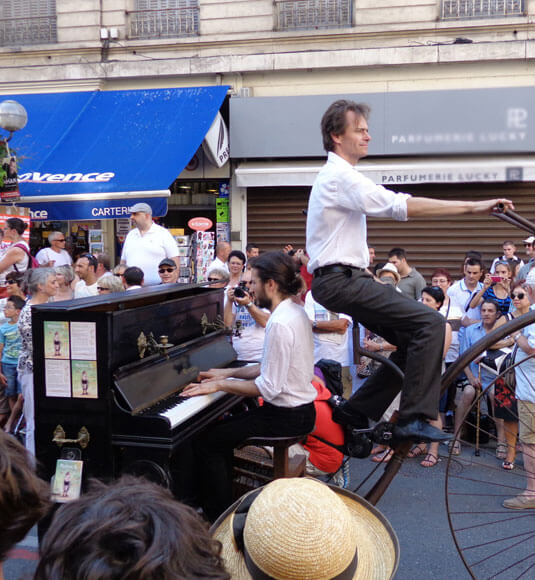 Parade du festival d'Avignon ©BISET V