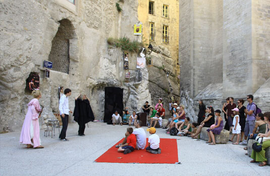 Spectacle de rue pendant le festival d'Avignon ©HOCQUEL A