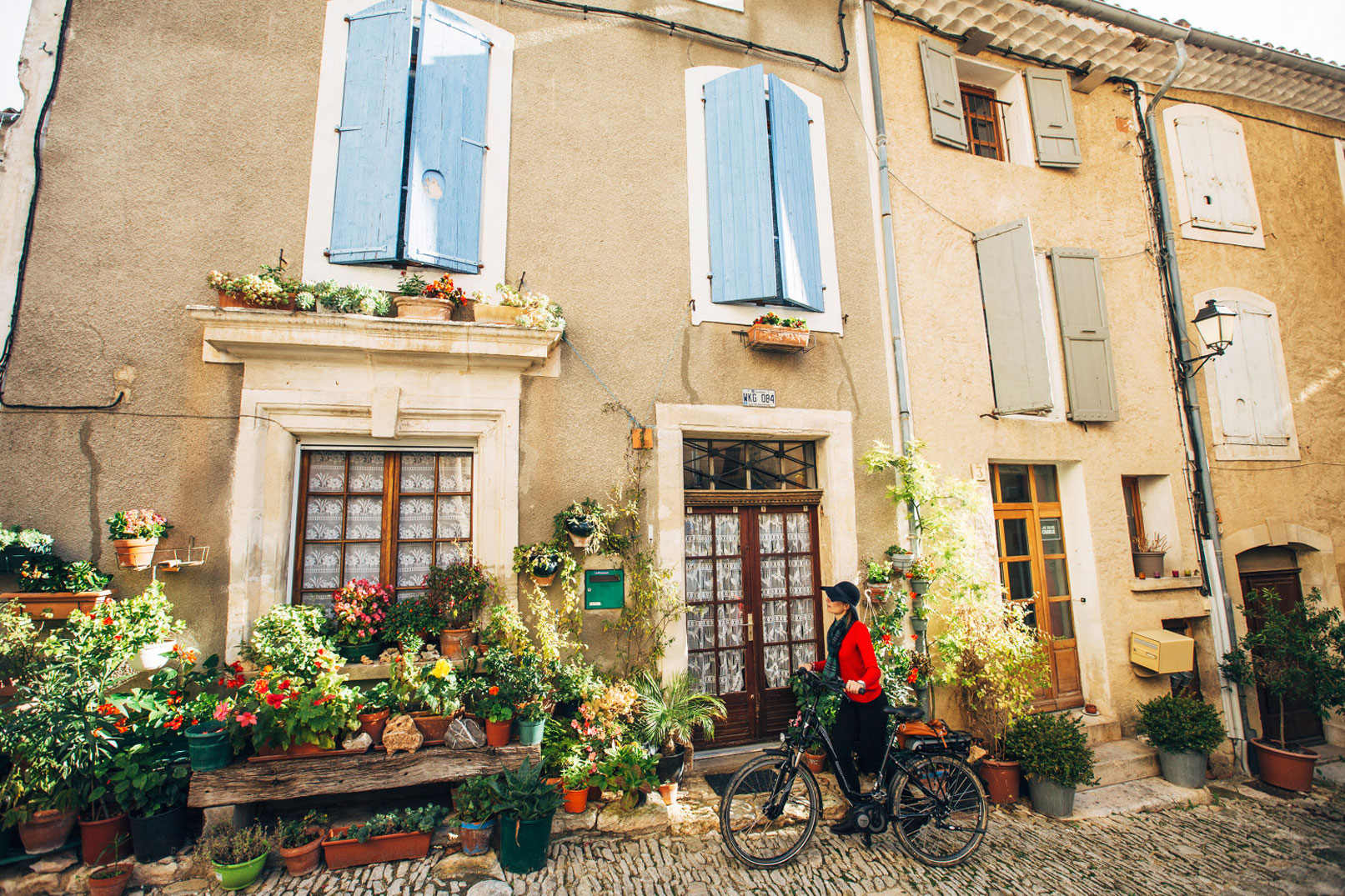 A vélo devant une maison provençale @ Coquard M.