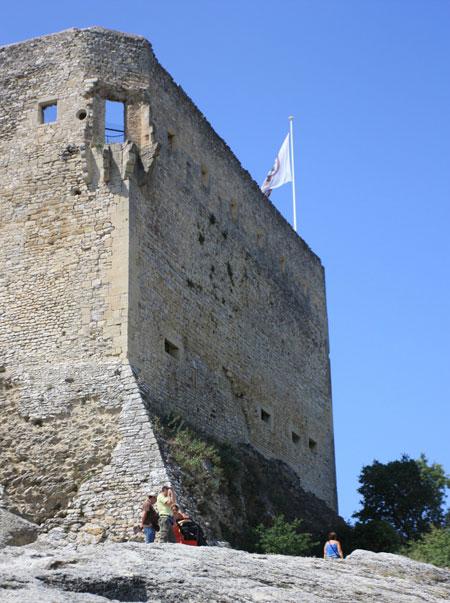 Ein Spürhund im Herzen des Dorfes in Vaison-la-Romaine